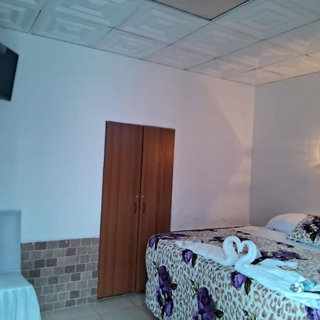 Hotel Kamelot Parque Central Quetzaltenango Exterior photo