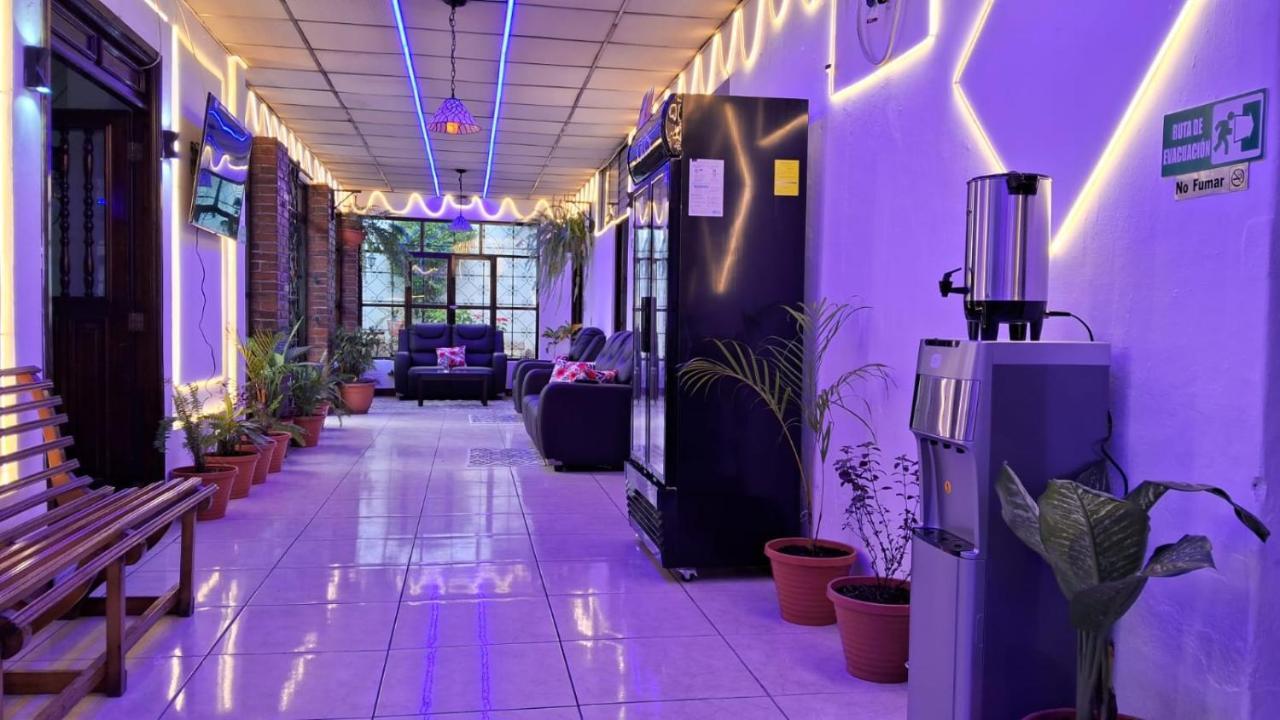 Hotel Kamelot Parque Central Quetzaltenango Exterior photo