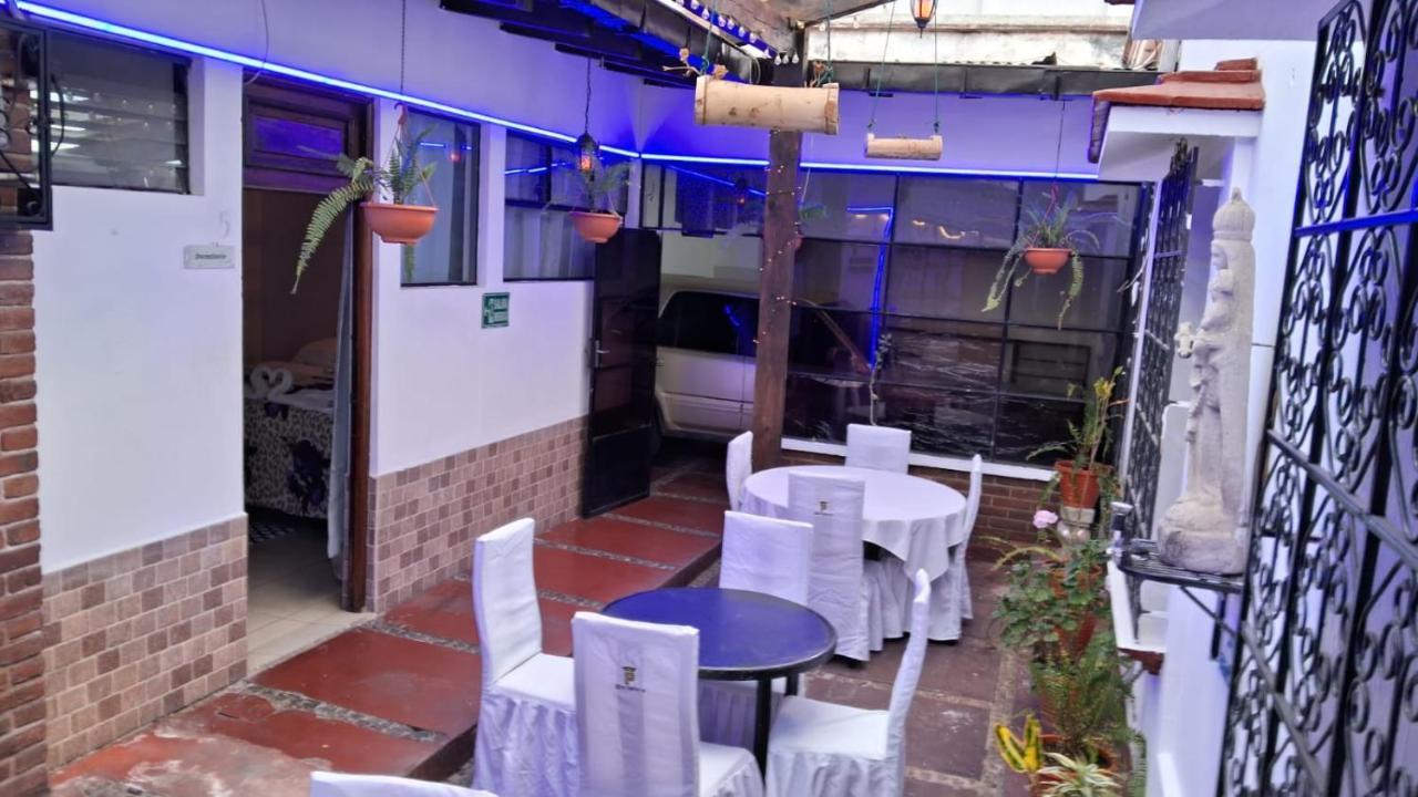 Hotel Kamelot Parque Central Quetzaltenango Exterior photo