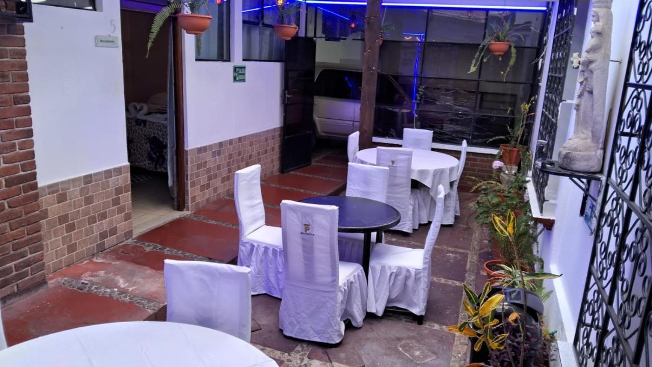 Hotel Kamelot Parque Central Quetzaltenango Exterior photo