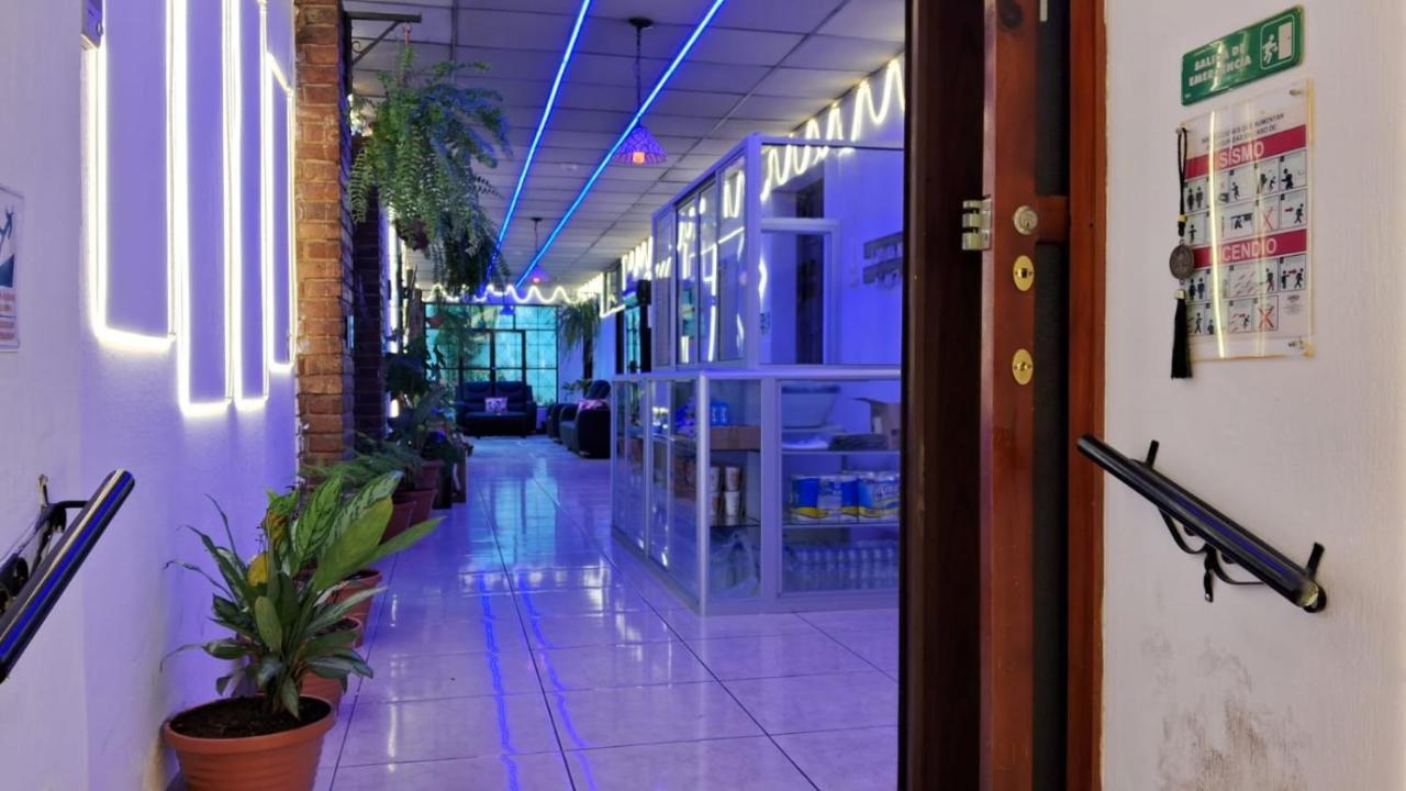 Hotel Kamelot Parque Central Quetzaltenango Exterior photo