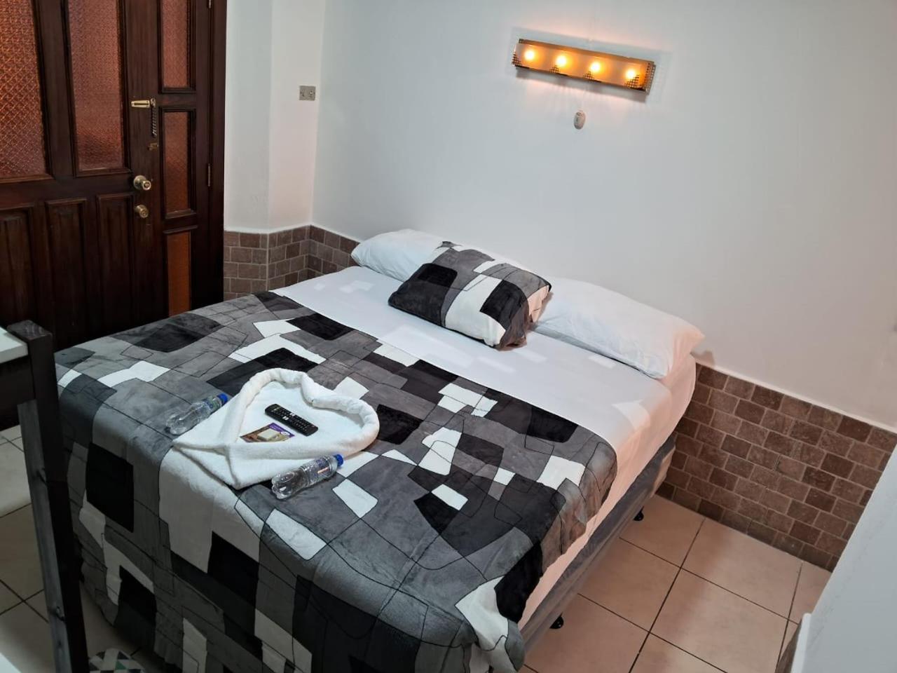 Hotel Kamelot Parque Central Quetzaltenango Exterior photo