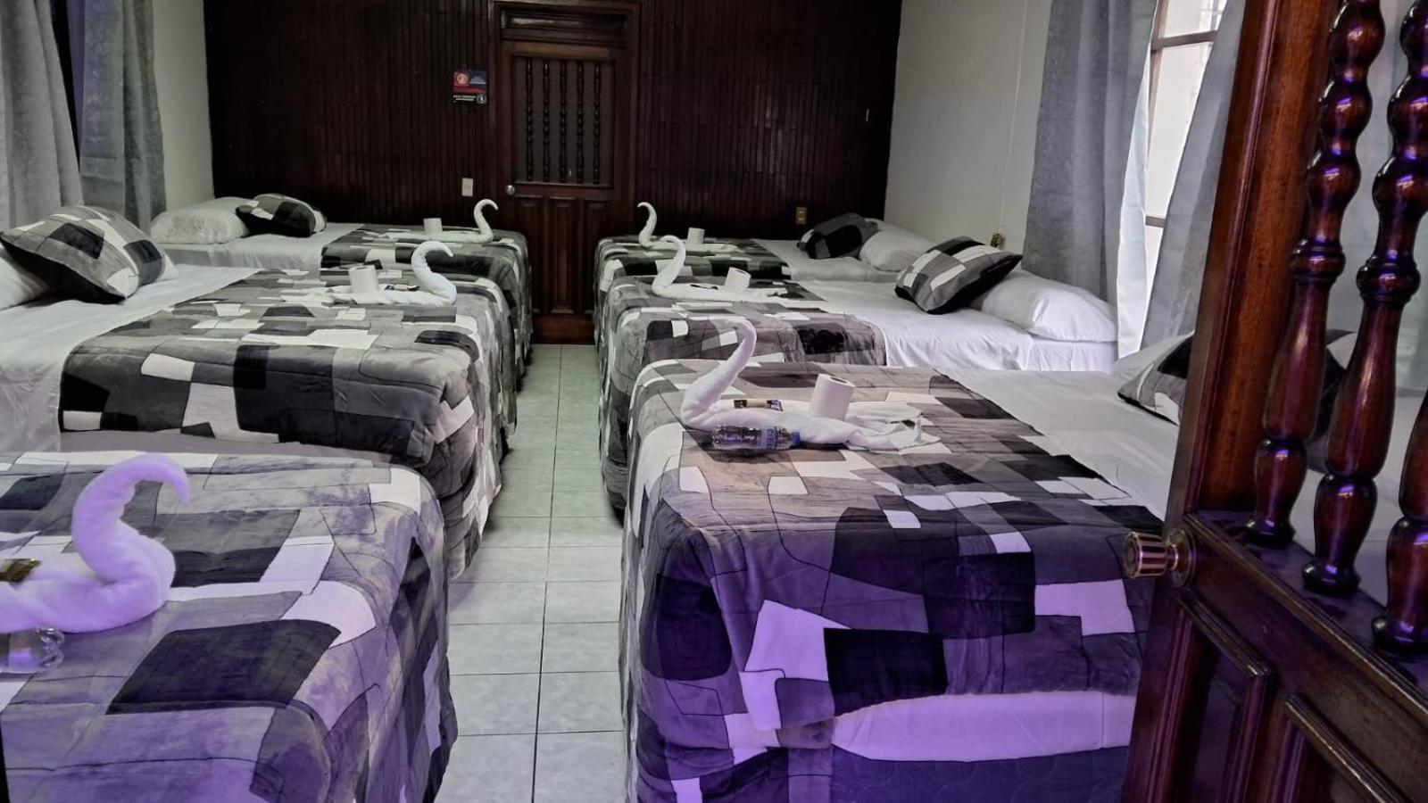 Hotel Kamelot Parque Central Quetzaltenango Exterior photo